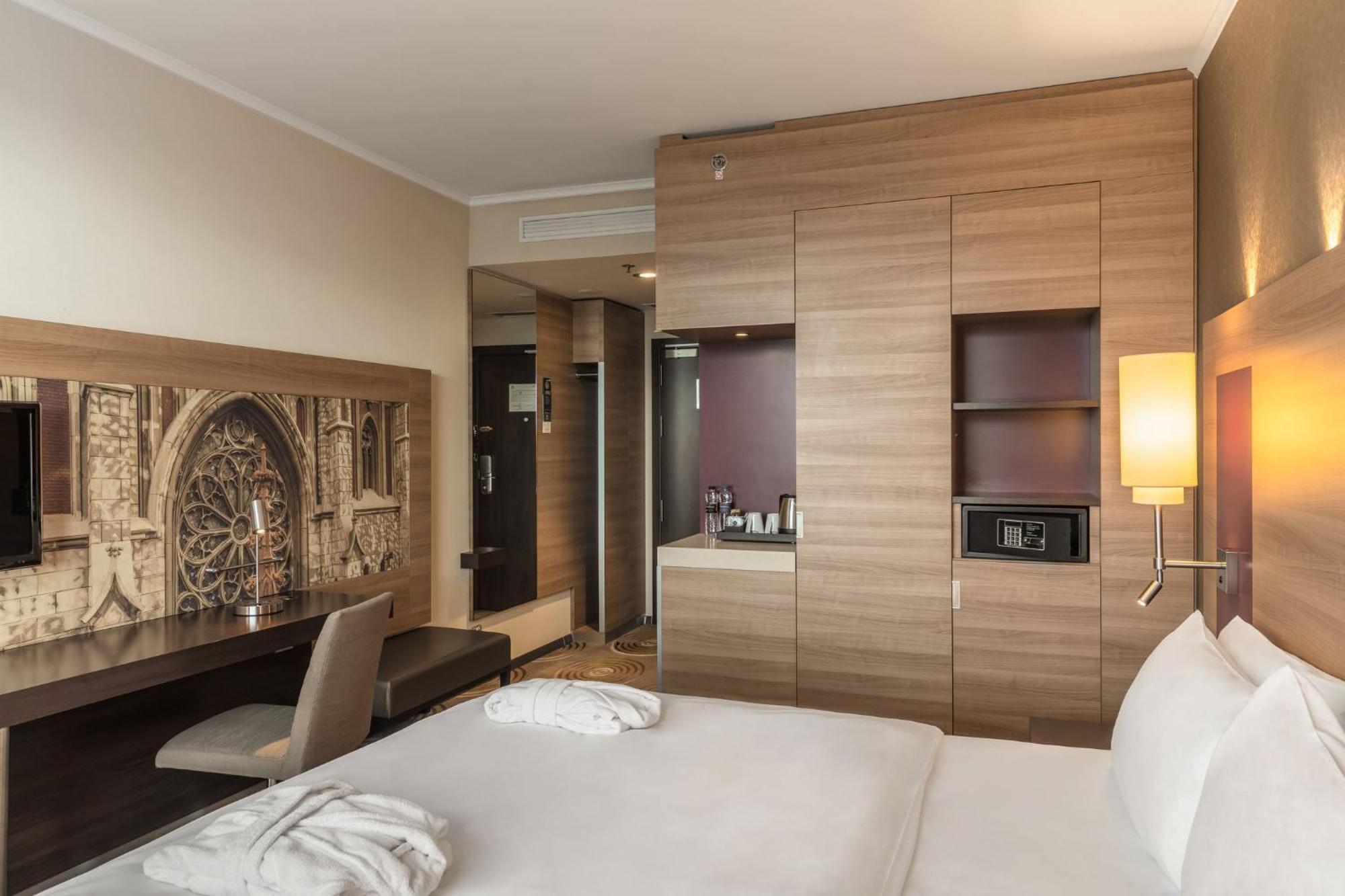 - Kyiv, An Ihg Hotel Kyiv